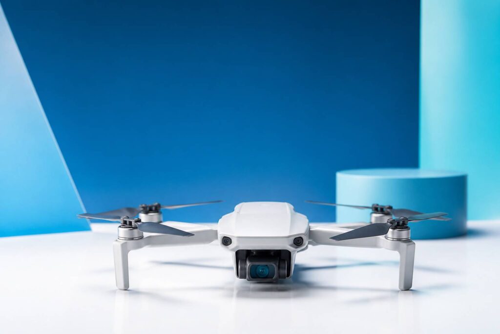 Drone quadricoptère générique avec caméra posé sur une surface claire
