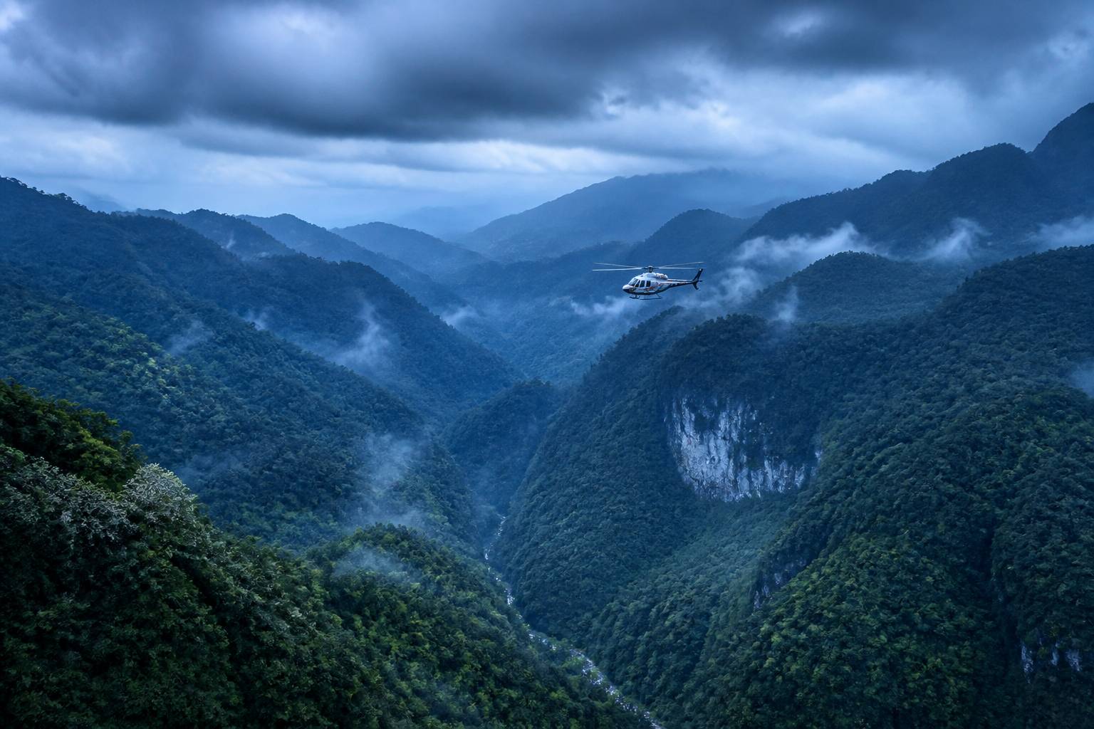 Hélicoptère de secours au-dessus d'une jungle montagneuse
